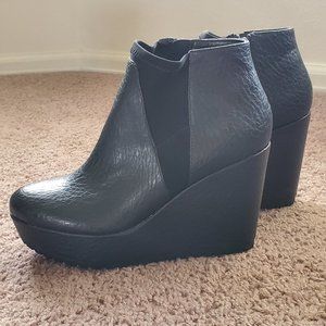 Vera Wang Wedges Size 7.5 Never Worn